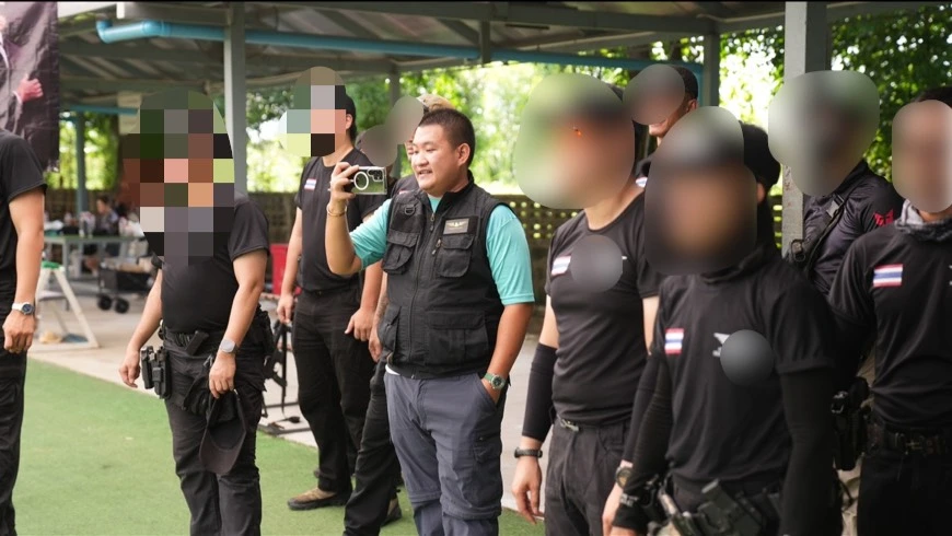 บรรยากาศกิจกรรม มีบุคคลถือกล้องถ่ายภาพ โดยคงการปิดบังใบหน้าตามต้นฉบับ