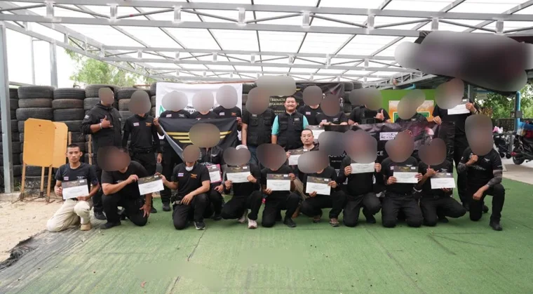 ภาพหมู่ผู้ร่วมกิจกรรม บางคนถือเอกสาร โดยคงการปิดบังใบหน้าและข้อความตามต้นฉบับ